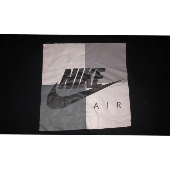 Nike Tops - 💕😍❤️MAKE AN OFFER! BLACK NIKE T-SHIRT❤️😍💕
